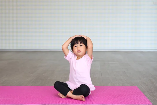 Bambina che pratica yoga o esercizio fisico — Foto Stock