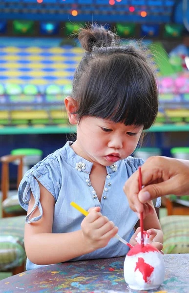 Malarstwo, portret trochę dziecko Dziewczyna zabawy do malowania sztukaterii lalka — Zdjęcie stockowe