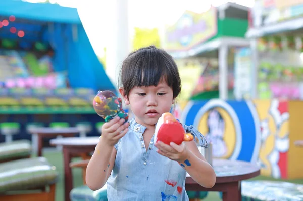 Peinture d'enfant, Portrait petite fille s'amusant à peindre sur poupée en stuc — Photo