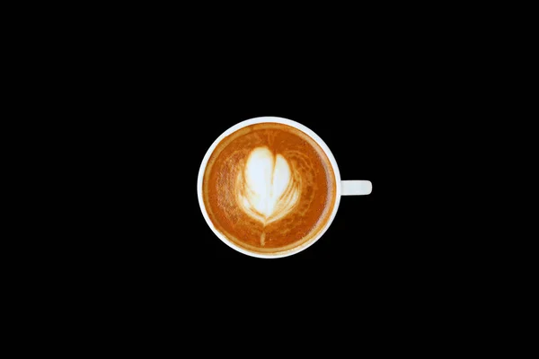 Vista superior de un café con patrón de corazón en una taza blanca sobre fondo negro, arte latte — Foto de Stock