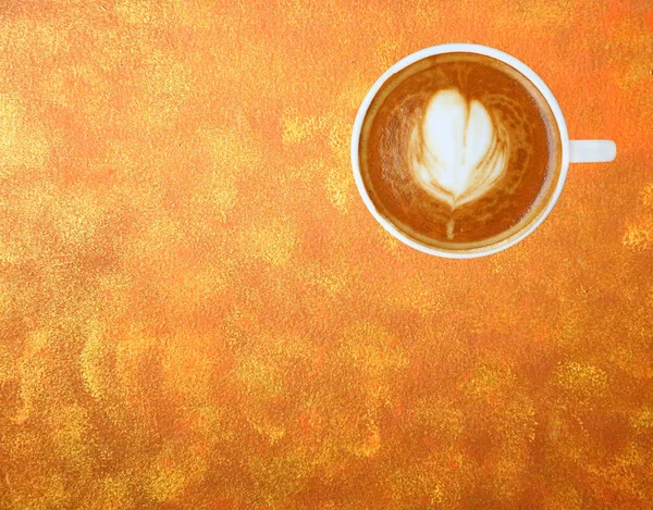 Widok z góry kawy z serca wzór w filiżance biały na złotym tle, latte art — Zdjęcie stockowe