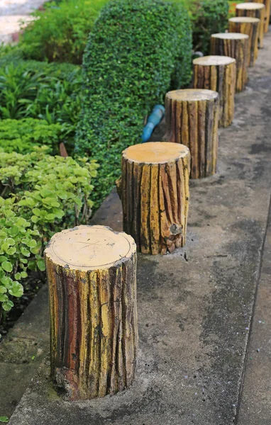 Cementu log lavička styl ve stylu lavička zahradní, betonové protokolu — Stock fotografie