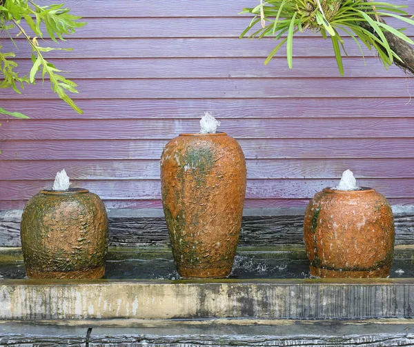 Pot fontaine en faïence dans le jardin — Photo