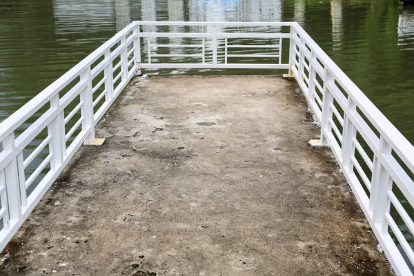 池の上のセメント桟橋 — ストック写真