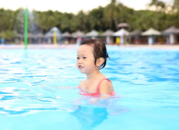 Linda niña jugando en la piscina al aire libre —  Fotos de Stock