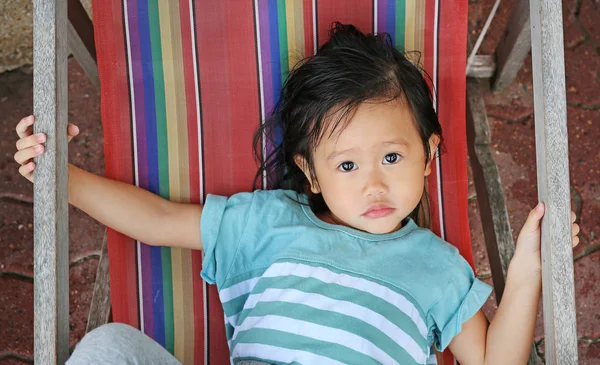 Pequena menina bonito deitado na praia cama tropical — Fotografia de Stock