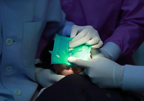 Diş çıkarma sırasında küçük kız — Stok fotoğraf