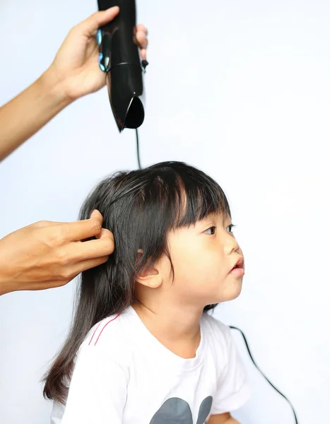 Madre secando el cabello de su niña sobre fondo blanco — Foto de Stock