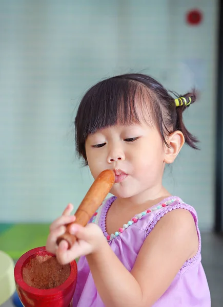 Aziatische kind meisje spelen voor de groene papaja salade of "somtam" bij woonkamer — Stockfoto