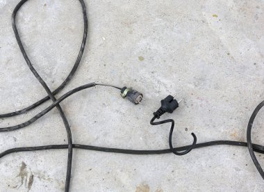 Çimento zemin eski ve hasarlı elektrik teline