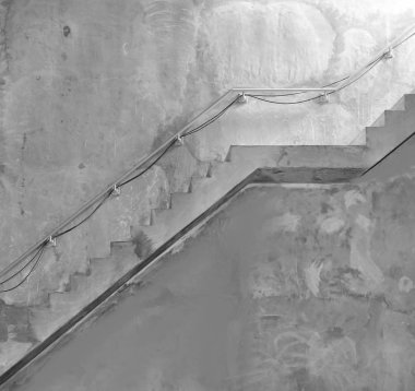 Çimento merdivenlerden aşağı su deposu