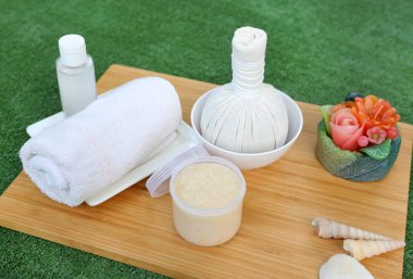 Havlu ve Salt Scrub, Spa konsept Bambu tahta karşı beyaz arka plan üzerinde topla sıkıştırma spa bitkisel