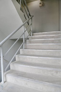 Modern bir binada merdiven boşluğunda yangın merdiveni