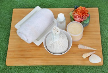 Havlu ve Salt Scrub, Spa konsept Bambu tahta karşı beyaz arka plan üzerinde topla sıkıştırma spa bitkisel