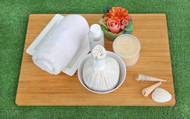 Havlu ve Salt Scrub, Spa konsept Bambu tahta karşı beyaz arka plan üzerinde topla sıkıştırma spa bitkisel