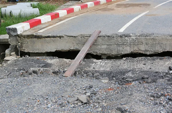 Asfalto estrada superfície rachadura acidente danificado — Fotografia de Stock