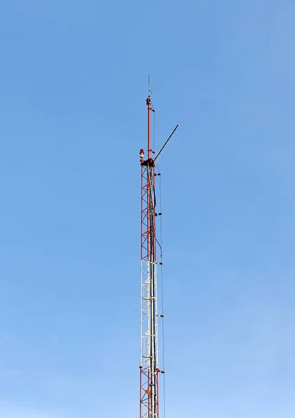 Poste de señal telefónica, antena con fondo de cielo — Foto de Stock