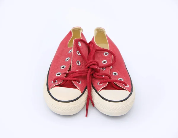 Ζευγάρι νέα κόκκινο πάνινα παπούτσια που απομονώνονται σε λευκό φόντο — Φωτογραφία Αρχείου