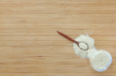 Şişe ve bambu ahşap tahta kaşık beyaz susam