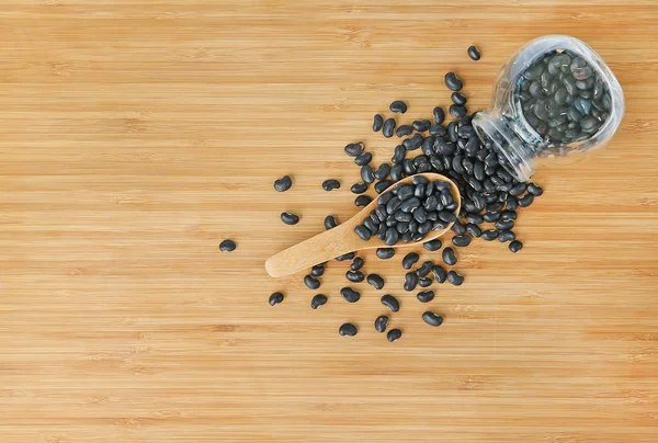 Börülce fasulye şişe ve tahta kaşık bambu ahşap tahta üzerinde