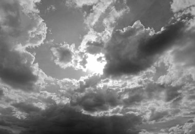 Gökyüzü ve bulutlar arka plan siyah ve beyaz resim