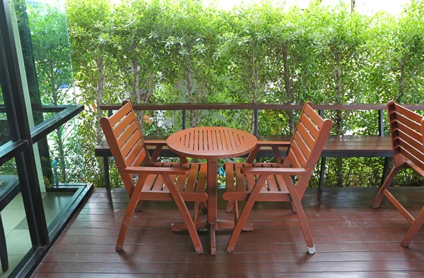 Tables et chaises en bois dans un café — Photo