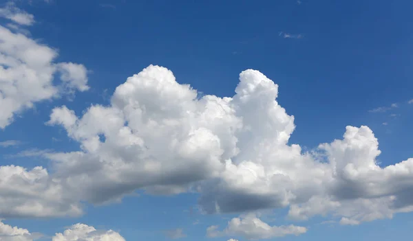 Himmel och moln bakgrund — Stockfoto