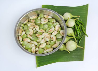 Muz Yaprak Beyaz arka plan üzerinde taze organik patlıcan suyu ve yeşil biber dilimlenmiş