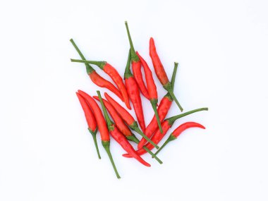 Beyaz arkaplanda kırmızı kırmızı kırmızı biber
