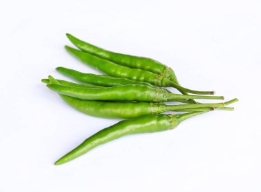 Beyaz arka planda yeşil kırmızı biber