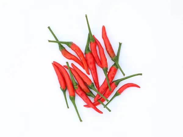 Piments rouges sur fond blanc — Photo