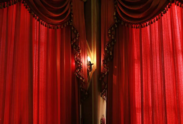 Ткань из красного занавеса со светом — стоковое фото