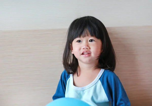 Cute little asian girl playing on bed with balloon. — Stock Photo, Image