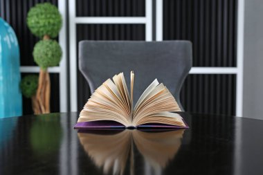 Açık kitap, ahşap masa ciltli kitap. Eğitim arka plan.