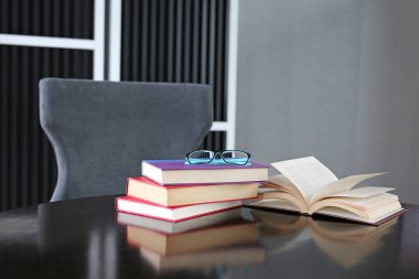 Açık kitap, ciltli kitap ve ahşap masa gözlük. Eğitim arka plan.