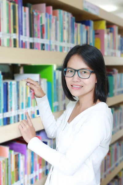 Aziatische studenten lees- en onderzoek op de studie in de bibliotheek. — Stockfoto