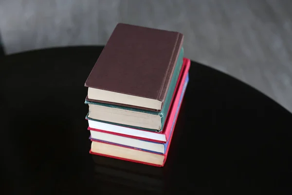 Стопка книг твердого покриття на дерев'яному столі. Освітній фон . — стокове фото