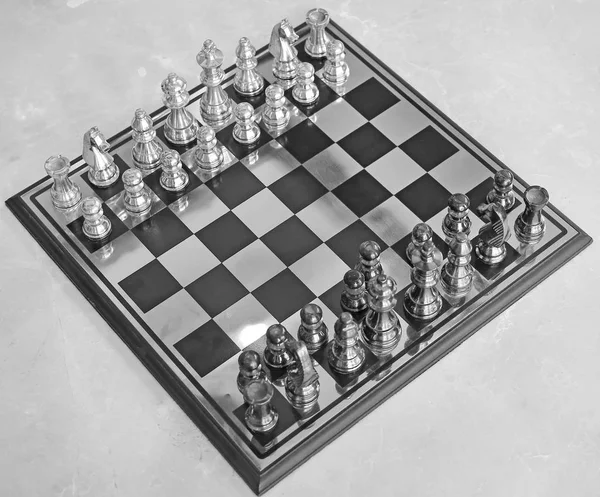 Schachbrett mit Schachfiguren — Stockfoto