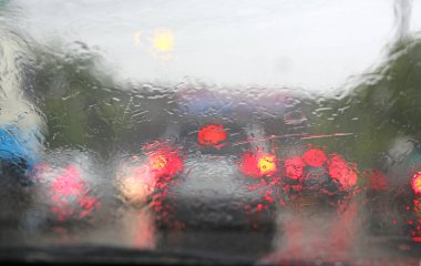 Araba ile yol manzaralı gün yağmur soyut bulanık trafiği