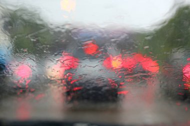 Araba ile yol manzaralı gün yağmur soyut bulanık trafiği