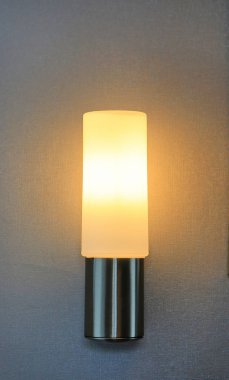 Duvardaki sarı ampul