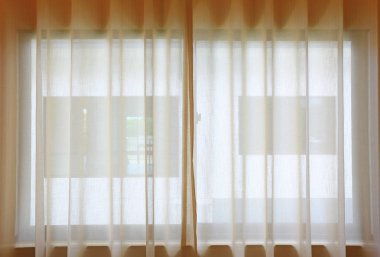 Penceredeki şeffaf perde. Perde arkaplanı