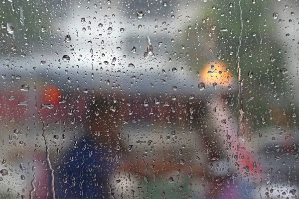 Backgroud natura kropla świeżej wody na szkło i deszcz — Zdjęcie stockowe