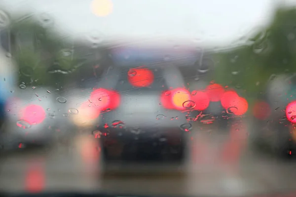 Streszczenie niewyraźne ruchu w deszcz dzień z widokiem na drogę przez samochód — Zdjęcie stockowe