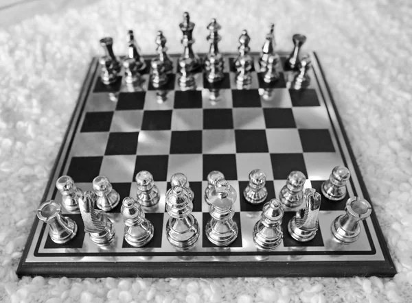 Шахматная доска с шахматными фигурами, черно-белый тон — стоковое фото