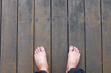 ahşap zemin üzerinde ayak