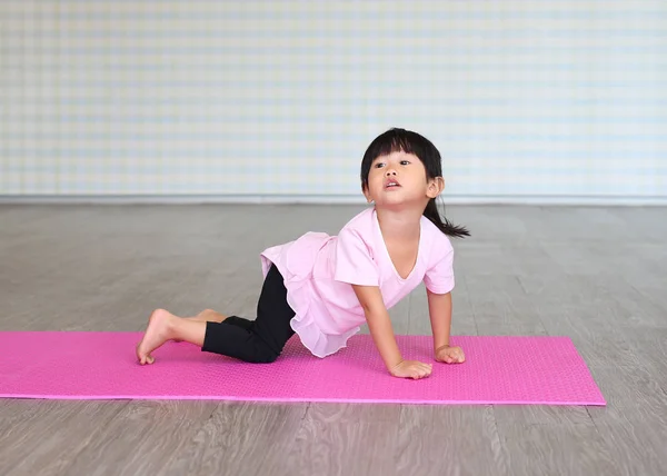 Cute toddler girl practicing yoga and doing exercise — Stock Photo, Image