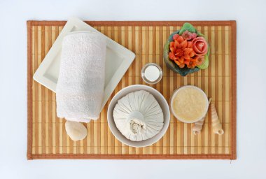 Spa bitkisel topu havlu ve Salt Scrub, Spa konsept arka plan ile sıkıştırma