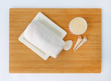 Spa bitkisel havlu ve Salt Scrub, Spa konsept Bambu tahta karşı beyaz arka plan üzerinde