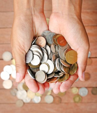 Uluslararası para el ahşap tahta arka plan üzerinde tam
